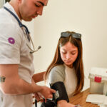 foto medico atendiendo 2